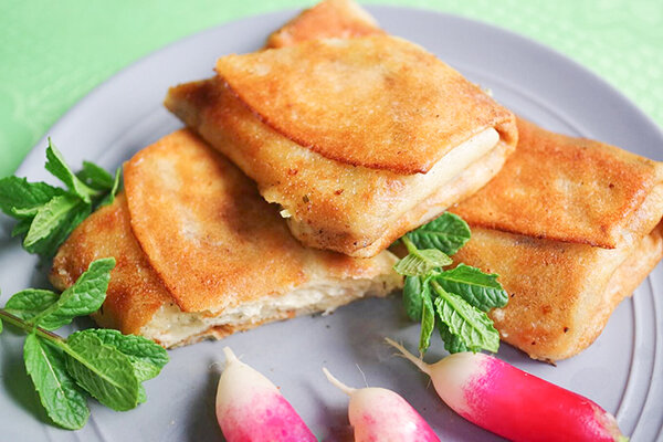 Эти вкусные блины с творогом и картошкой — мои любимые блины с русской начинкой. Мне всегда очень нравились русские вареники (не путать с украинскими, потому что у них другая начинка!