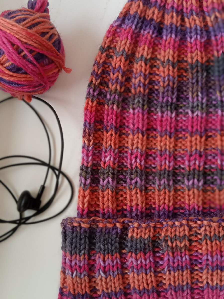 Шапочка "3на 2" идеально подошла в своё время к моей куртке. 