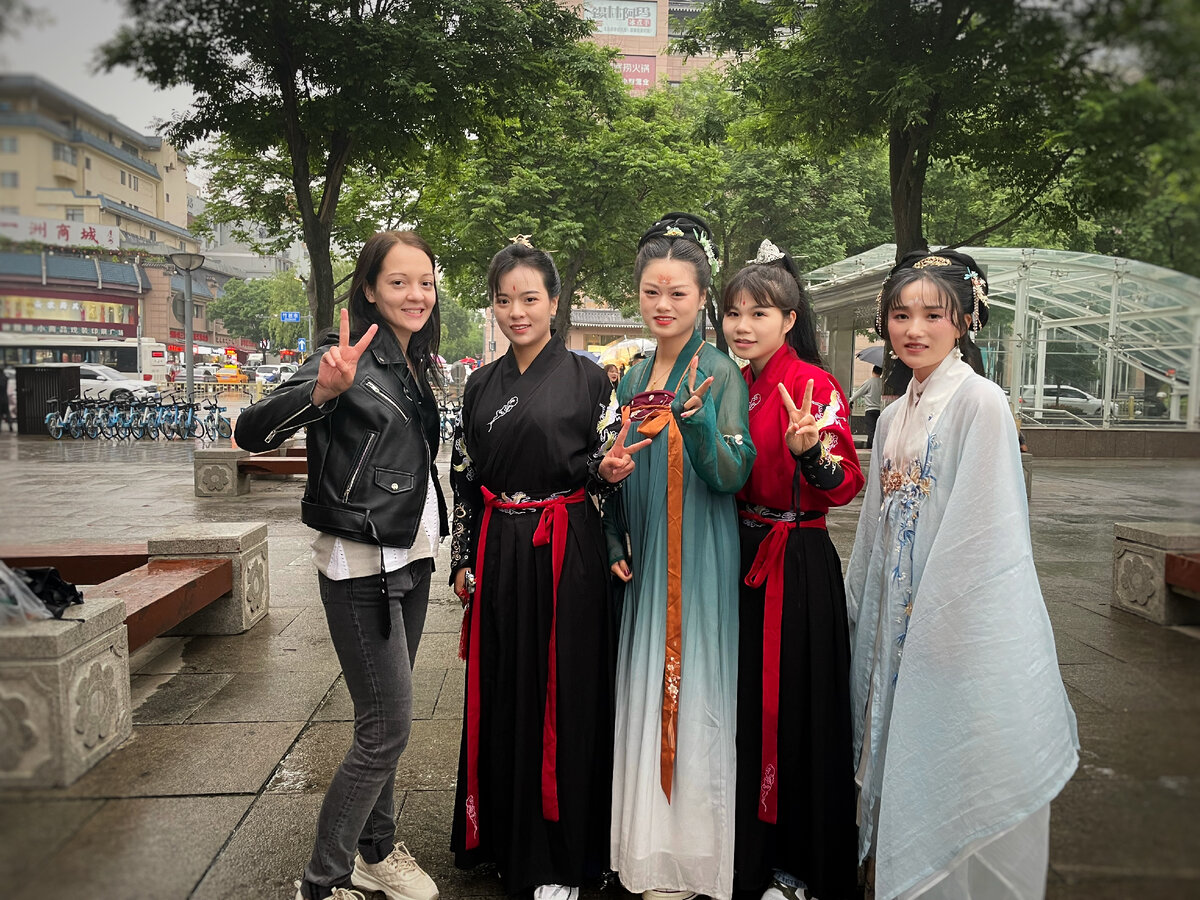 Девушки в традиционных одеждах.