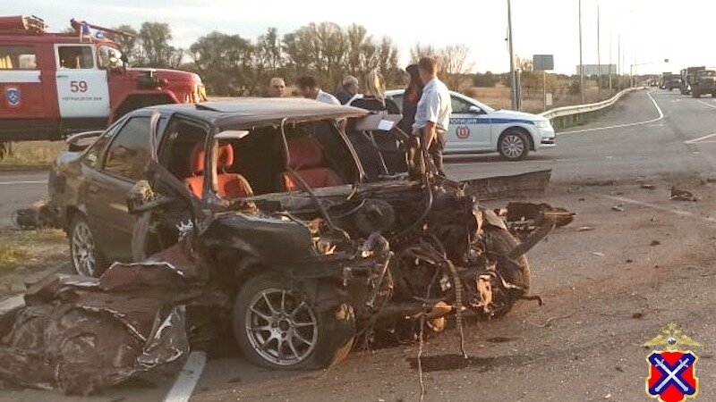     Чудовищная авария произошла накануне вечером в Волгоградской области. Иномарка влетела в грузовик, после чего кузов смяло, превратив машину в груду металла, сообщает ГУ МВД по Волгоградской области