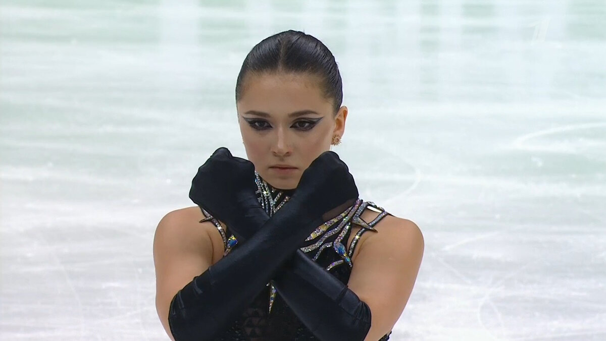    Камила Валиева в образе девушки из Ваканды, настоящей Черной пантеры. Фото: стоп-кадр прямого эфира "Первого канала".