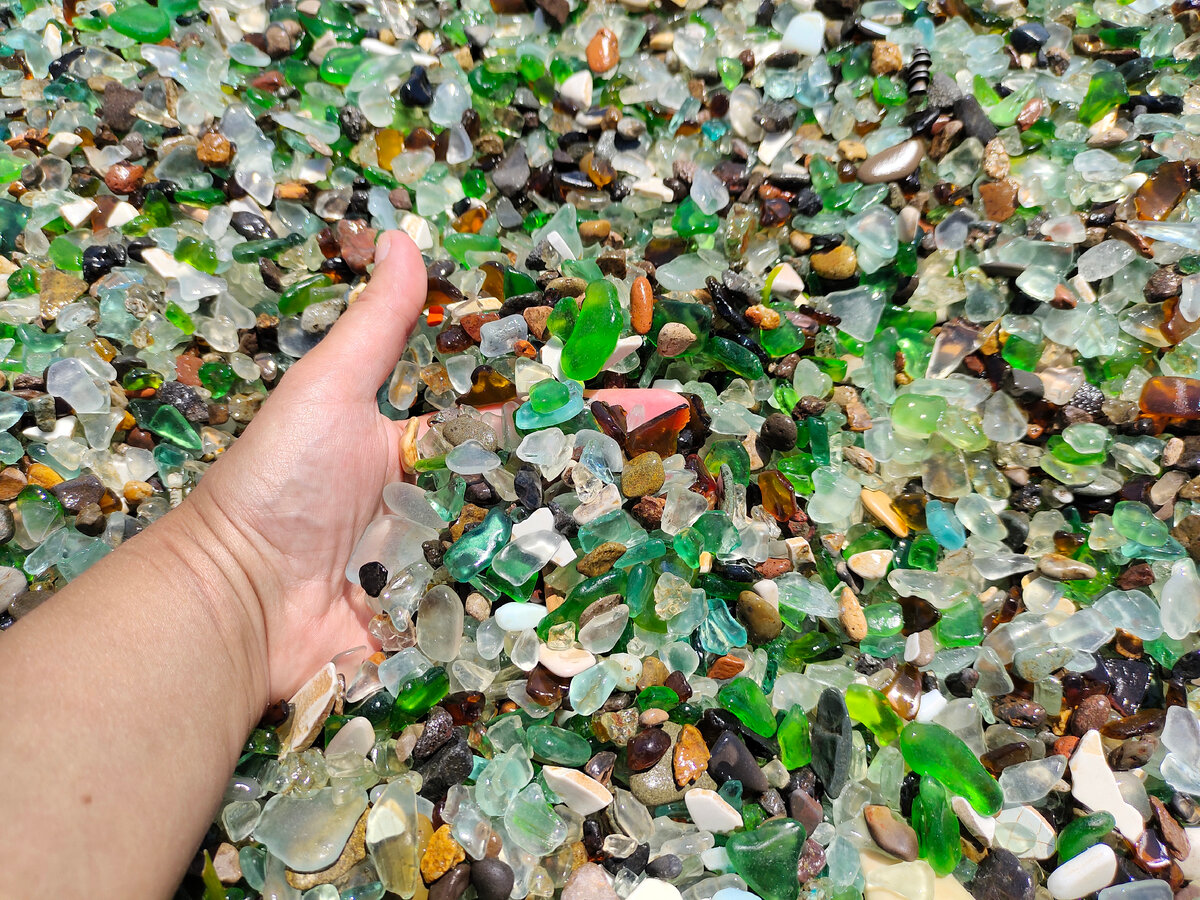 Стекло в бухте Стеклянная 