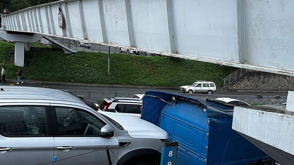     В редакцию «Восток-Медиа» прислали фотографии «сверху» виадука, под которым, по изначальным данным, застрял контейнеровоз с автомобилями. Ситуация оказалась не такой уж однозначной.