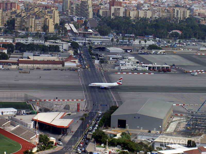 Многоэтажки это Испания, машины и люди ждут взлета. Источник travel.ru