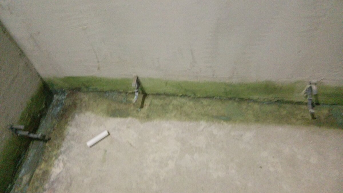 Гидроизоляция грунтовочный слой на стыках плит и перегородок.