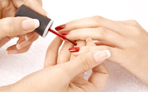 Как сохранить маникюр в отпуске?