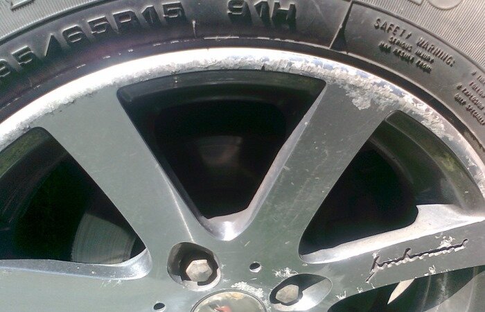 Сколы и царапины на дисках.