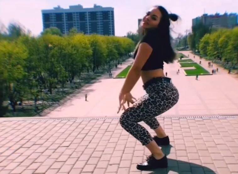 Алена  Червякова танцует на фоне памятника Курган Бессмертия