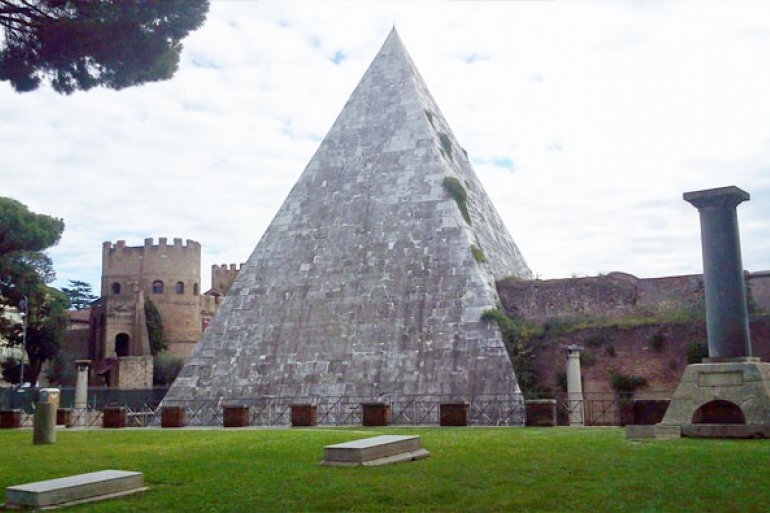 Почему римская пирамида Гая Цестия так похожа на египетские пирамиды