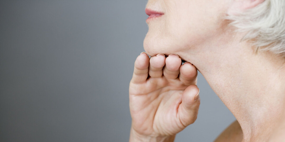 Кожа шеи постепенно теряет эластичность