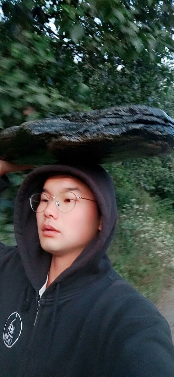 Утром на пробежке к реке за камнем, который потом на голове несут в храм