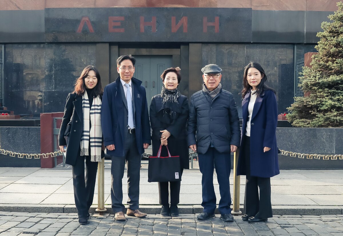 Минн Вун Ки, Ли Кё Ён и Минн Кён Ву с сотрудниками секретариата Острова Нами на Красной площади.