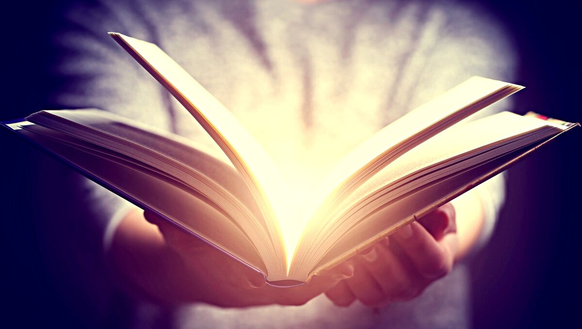 перелистывая страницы принесенной из кабинета. перелистывает книгу. чтение и размышление над библией. перелистывая страницы. перелистывая страницы принесенной из кабинета.