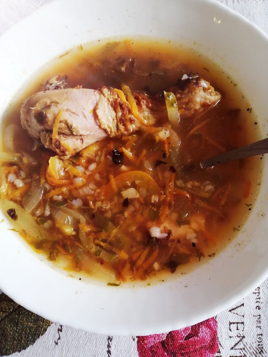 Очень вкусный, согревающий, ароматный суп с гречкой, солёными огурчиками и шашлыком из куриных ножек.