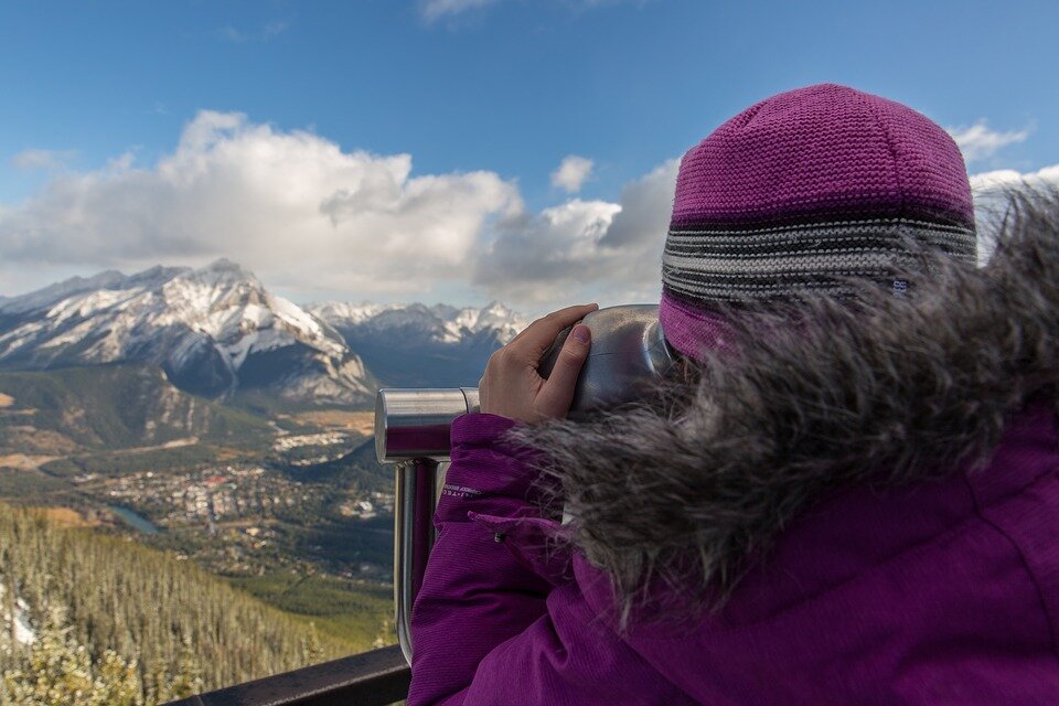 https://cdn.pixabay.com/photo/2017/10/09/02/48/mountains-2832281_960_720.jpg