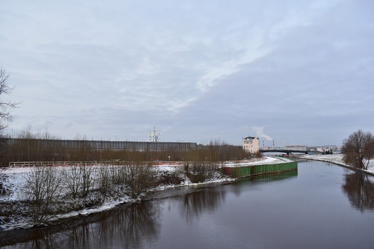 Вид на Охтинский мыс с Комаровского моста через реку Охту. Именно на месте, изображенном на фото, планировалось строительство Охта-центра