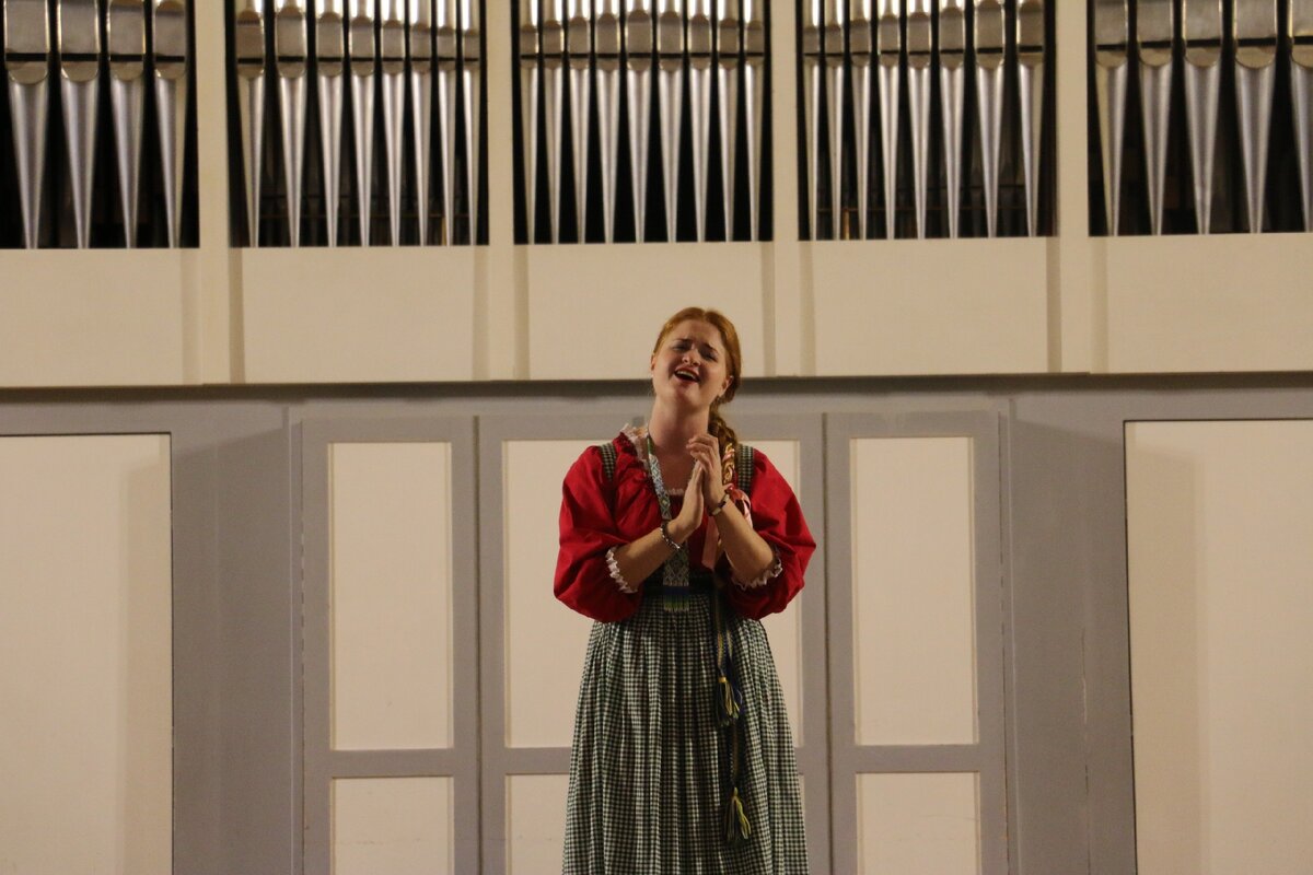 Мария Крылова исполняет мордовскую народную песню "Умарина" в рамках 24- часового музыкального марафона в Саратове. Фото: Медиапространство "Медиа ТОН" Саратовской консерватории, 21 октября 2019 года