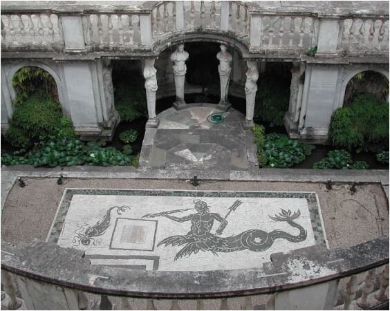  Вилла Джулия (итал. Villa Giulia) – бывшая загородная летняя резиденция римских пап. Вилла была построена в 1550–1555 годах Бартоломео Амманнати в стиле маньеризма для папы Юлия III (отсюда её название).