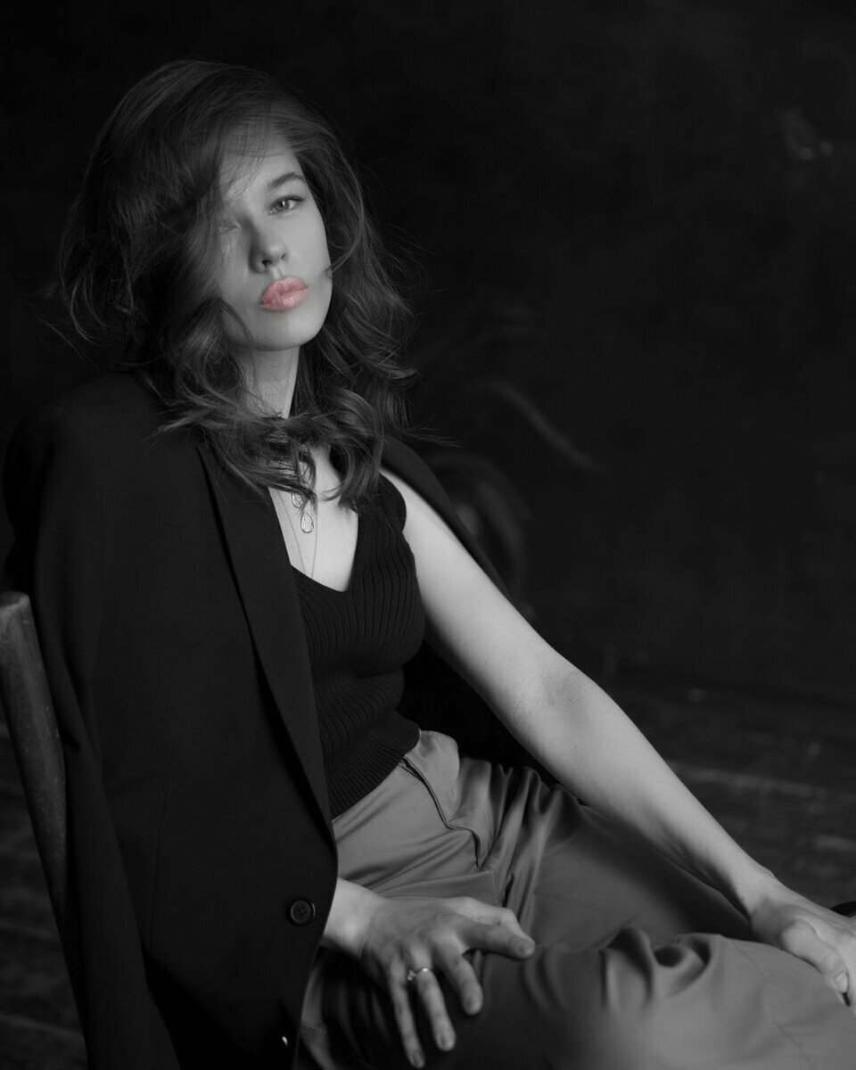 На   этом фото в цвете только розовые губы. Розовый - официальный цвет   кампаний по борьбе с раком молочной железы, а октябрь – их месяц. Один   из самых мощных инструментов борьбы - профилактика. История. Мой   знакомый рассказал мне недавно, как к нему обратилась совсем молоденькая   коллега 23 лет, чтобы он помог ей с париком: к химиотерапии она решила   подговиться заранее. Девушка обнаружила рак сама при самоосмотре.   Впереди лечение, и я так желаю  этой совсем не знакомой мне молодой   женщине победить. Моя очень близкая подруга старшего возраста сейчас в   стадии ремиссии, обнаружила признаки болезни тоже сама, очень быстро   собралась с мыслями, не падала духом, сделала все необходимые   исследования и вовремя начала лечение. Но не всем интуиция так подскажет   вовремя заметить болезнь, хоть мы, женщины, ежедневно прикасаемся к   своей груди, когда принимаем душ, и её касаются руки любимого мужчины, и   на ней лежат маленькие ладошки наших грудных детей. Самый верный  способ  – грамотная профилактика. И значит один из важнейших  специалистов в  жизни женщины – маммолог. Призываю вас осознанно  относиться к своему  здоровью и проходить регулярные обследования.  Поддерживаю инициативу  и  ставлю свой #НеПростоРозовый.   Приглашаю и вас поучаствовать во флешмобе, сменить помаду хотя бы на   один день - на розовую, выложить фото с таким же хэштэгом, как у меня, и   рассказать своим подругам о необходимости быть к себе внимательными.