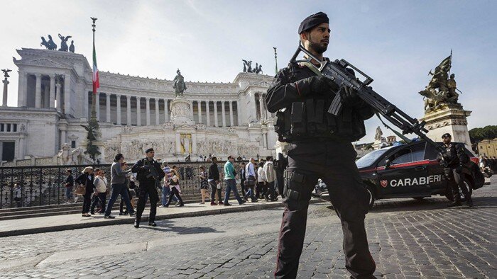 
Фото солдат не делал, чтобы не провоцировать. Взял из интернета. Пушки у них еще больше!
