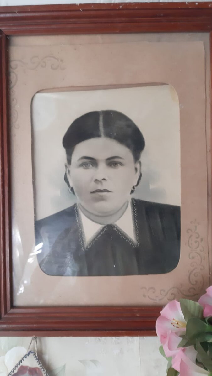 Мама дедушки, ее фото висит у него дома. Ведь правда, очень красивая женщина?