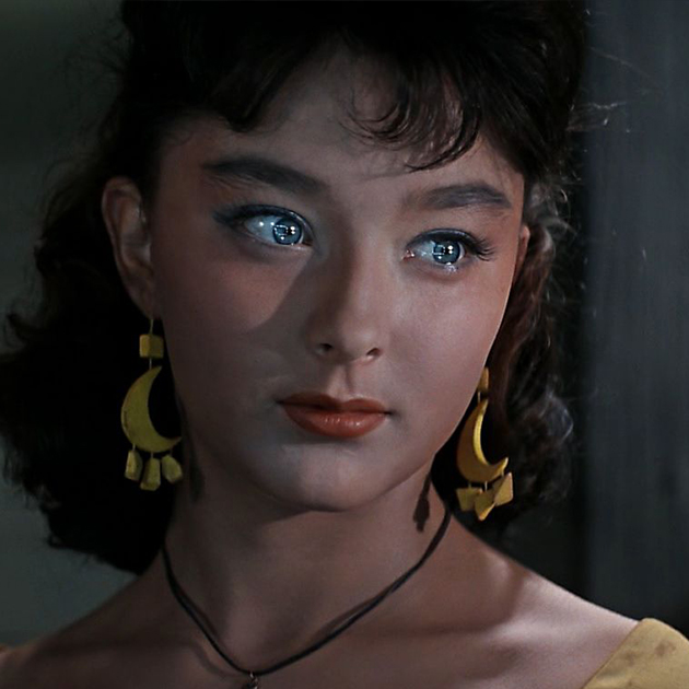 Эта романтическая красавица стала популярной благодаря роли Ассоль в фильме "Алые Паруса", с тех пор девушка запала в душу каждому и стала одной из самых красивых в СССР!