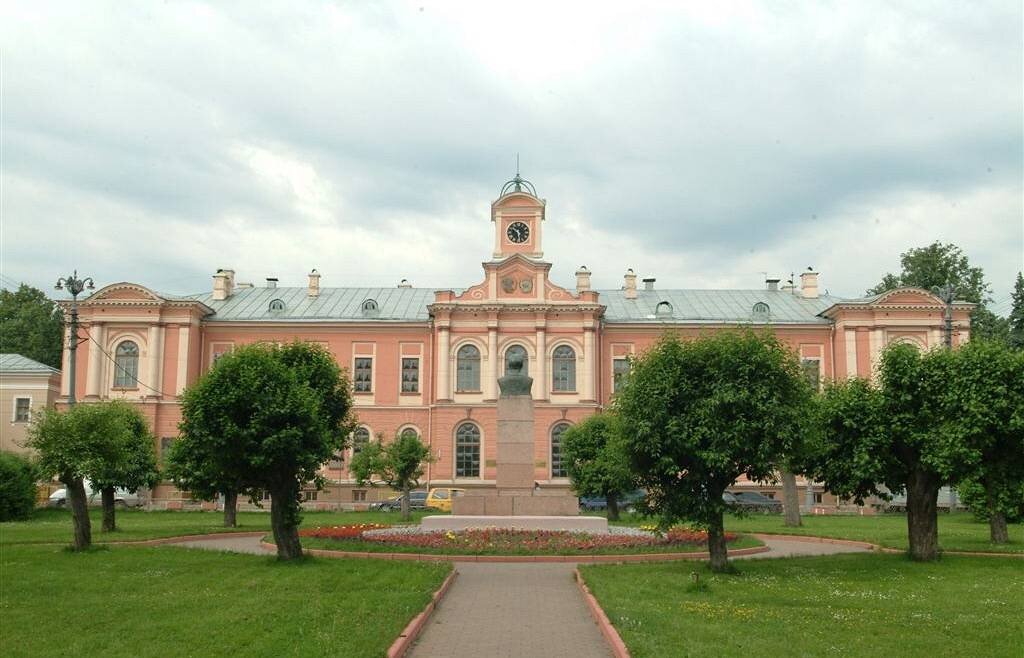 Один из корпусов за ним очень красивый парк но вход в него не всегда открыт