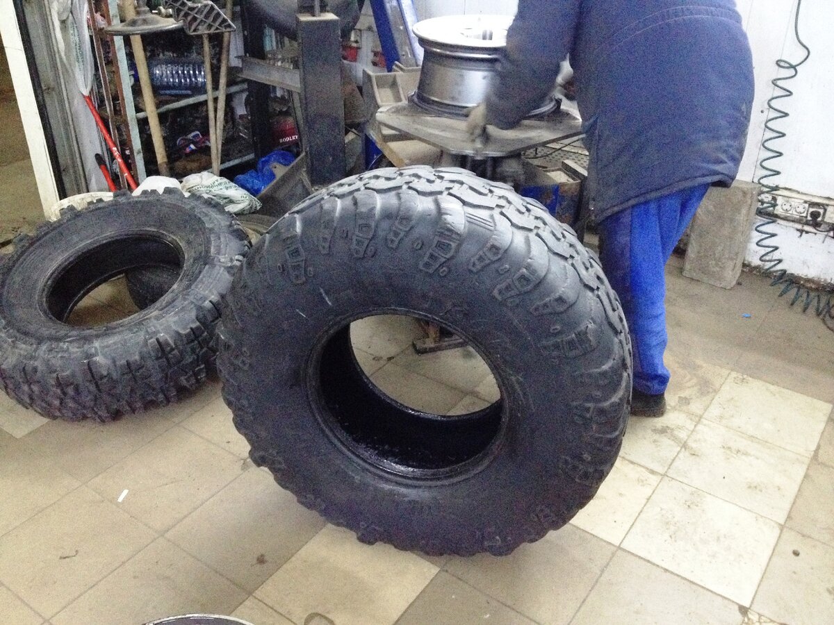 На переднем плане 36 IROK. Куплен был с камерами, в бескамерном варианте давление шины не держали. Поставил на герметик бортов-давление не держат, потом залил герметик лонгвей.  