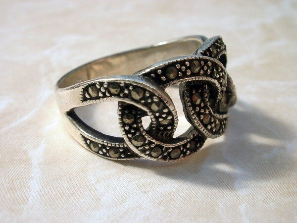 https://upload.wikimedia.org/wikipedia/commons/thumb/6/64/Marcasite_silver_ring_2.JPG/1200px-Marcasite_silver_ring_2.JPG