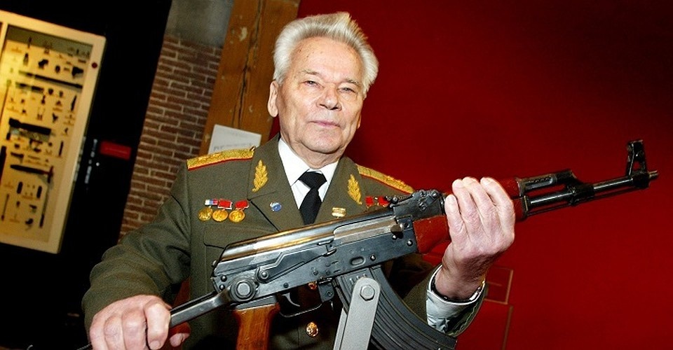 Михаил Тимофеевич Калашников со своим детищем -АК-47, который состоит на вооружении более половина армий мира.