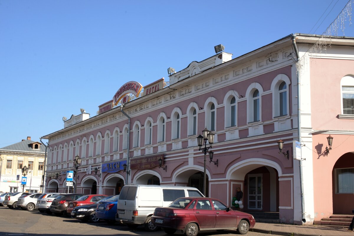 Торговые ряды напротив центральной площади