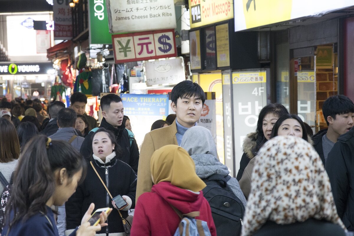 Чем завлекают женщин корейские мужчины: один при мне зашел в магазин и накрасил губы