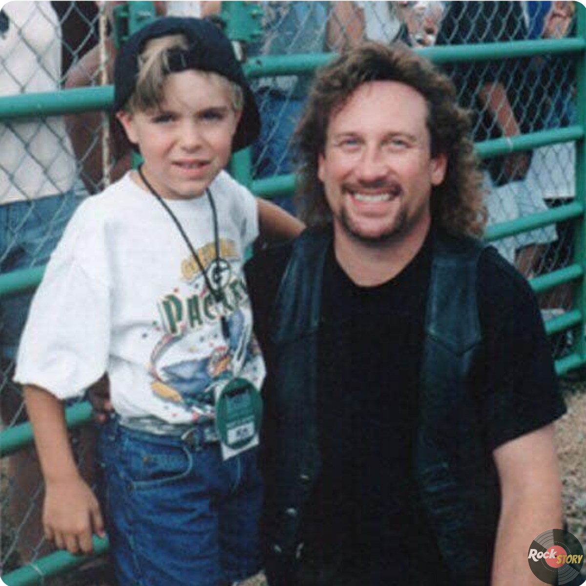 На фотографии Вэн Стивенсон со своим сыном. 