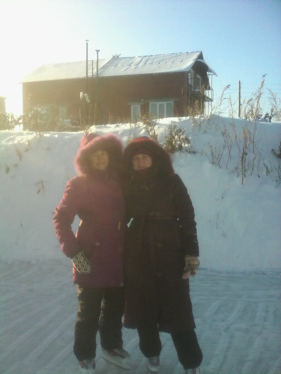 Зато собственный каток под боком)))