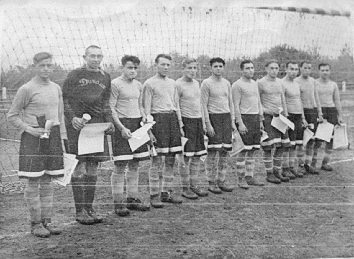  «Динамо» (Нальчик) 1949 год. Второй слева Владимир Беляев. 