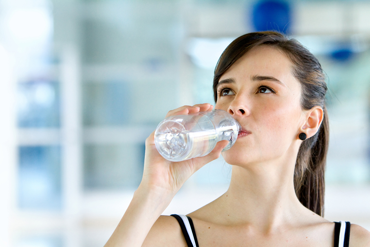 Учимся пить воду. Девушка пьет воду. Человек пьет. Употребление воды. Питьевая вода.