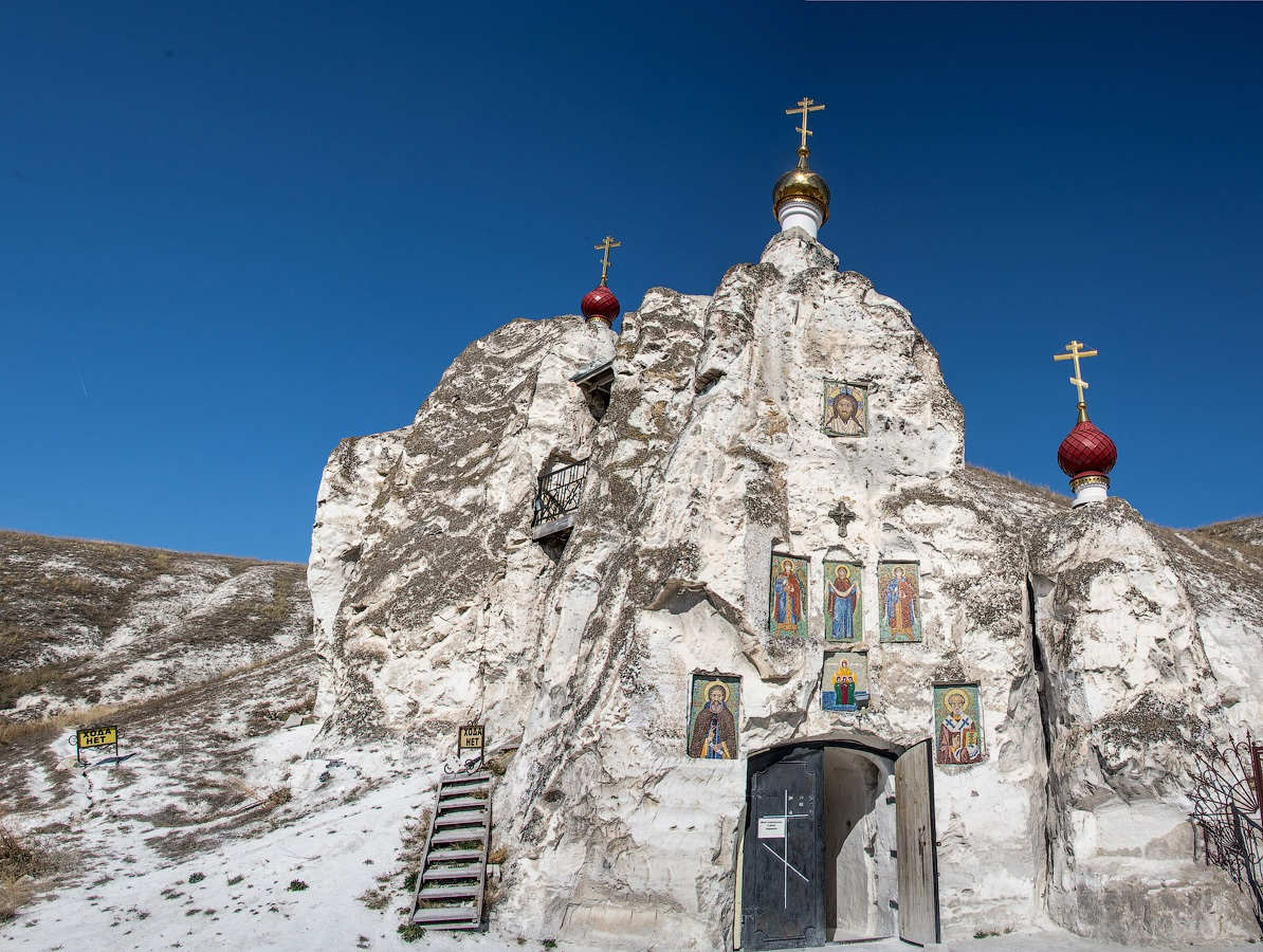 Фото храмов в горах. Белогорье. Белогорский Воскресенский монастырь. Костомарово Белогорье Дивногорье в Воронежской области. Дивногорье пещерные храмы. Дивногорский мужской монастырь пещерный храм.