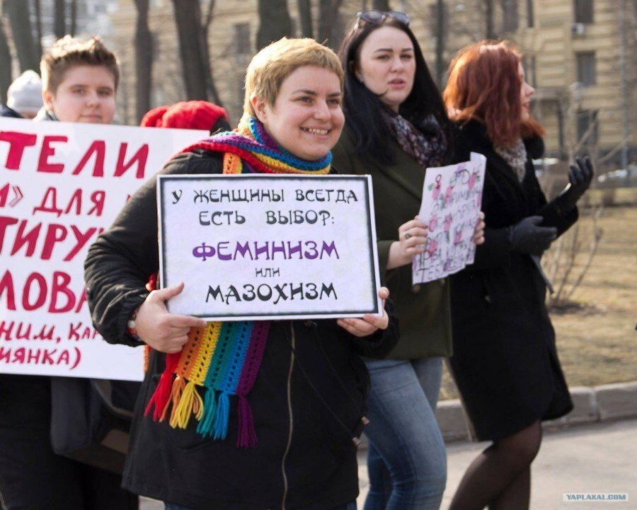 Часто мужчина, родители, общество учит нас быть самостоятельными, часто настолько, что свои поведением «настоящего» мужчину мы можем обидеть... вставив своих 5 копеек с предложением оплатить самой..!⠀
⠀
Но об этом мало пишется в отечественной литературе, в зарубежной тем более.. мы чаще увидим амазонок, способных быть независимыми и самостоятельными.⠀
⠀
Мы привыкли с детства слышать, что девочка должна ухаживать за младшим братом, отводить его в школу, нести за него ответственность.⠀
Да, родителей воспитывали в послевоенное время, одинокие женщины, потерявшие своих мужей, которые привыкли быть ответственны за себя и своих детей, за мужей-инвалидов.⠀
⠀
А мы?! Дети конца 20-21 века, почему мы не учимся отдавать за нас ответственность нашим парням, мужьям?⠀
⠀
Ведь это нормально, если мужчина вносит более весомый вклад в бюджет семьи.⠀
Почему? Ответ один, женщина вносит свой вклад в семью в виде работы по дому, заботой о детях.⠀
Равенство обоих партнёров не возможно.Феминистки закидают меня помидорами, но нужно это понимать. ⠀
⠀
Можно вместе платить по счетам, делить обязанности.. но в жизни женщины бывает декрет.. то время, когда нужно, чтобы мужчина нёс основное финансовое бремя.⠀
⠀
Дав такую возможность мужчинам быть мужчинами и давать возможность реализовывать себя, мы обеспечим себя возможностью быть «женщиной». Мужчинам это будет давать возможность чувствовать себя «кормильцем».⠀
⠀
Зарплата жены может копиться на более весомые цели семьи. Так будет вклад обоих партнеров равноценен в отношения.⠀
⠀
И даже, если женщина зарабатывает больше мужа, это позволит не унизить его эго. И поддержать его  уверенность в себе, как мужчины.⠀
Данные советы позволят женщинам чувствовать уверенность в завтрашнем дне, иметь свою подушку безопасности, при этом поддерживать хорошие отношения с мужчиной.
