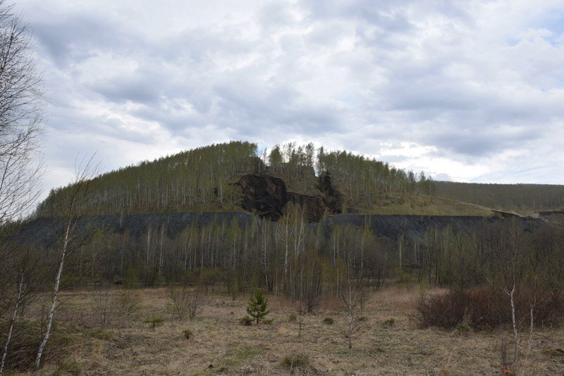 Магнитские разломы. Издалека, уральская  гора выглядит как  сломанная пополам. 