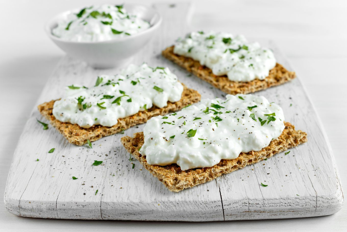 Творожная закуска. Бутерброд с творогом и зеленью. Хлебцы с творожным сыром. Бутерброды с творожным сыром. Хлебцы с творогом.