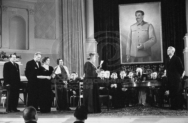 Статья // 50-летие Александра Фадеева. Писателя поздравляет Народная артистка СССР Александра Яблочкина. Москва, Концертный зал имени Чайковского, 1951.