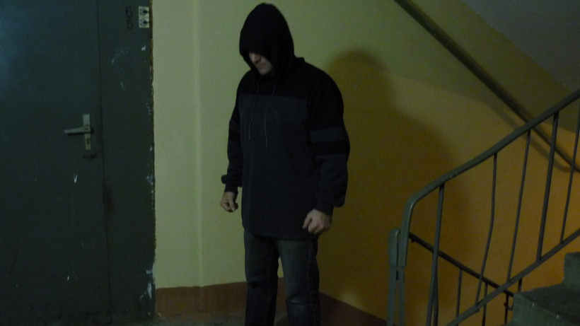 Незнакомец на лестничной площадке. Фото из интернета.