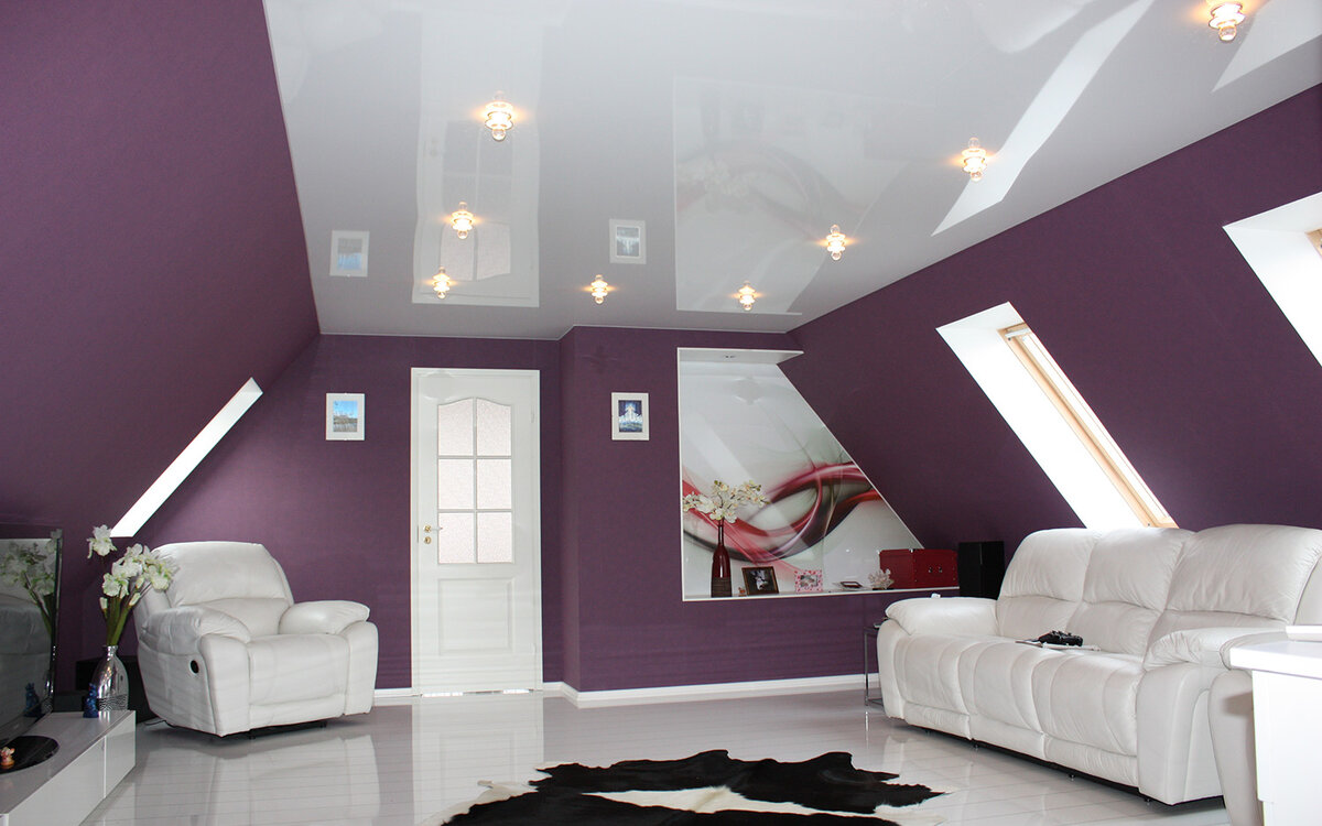 Маленькая комната с низким потолком — небольшая головоломка. Как осветить ее так, чтобы не подчеркнуть недостатки, чтобы не цеплять светильники при каждом движении? А может быть, даже сделать визуально больше?