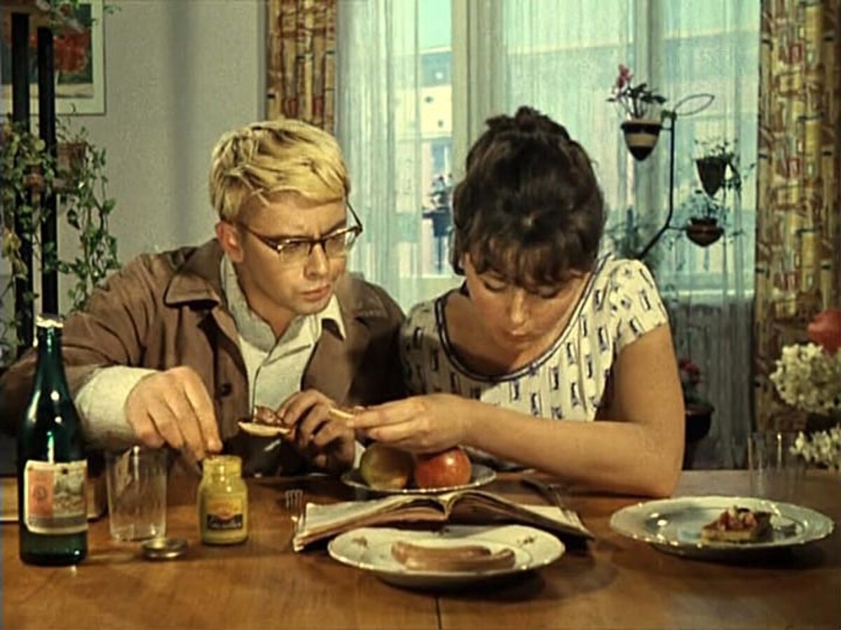 Александр Демьяненко и Наталья Варлей. Кадр из фильма "Операция «Ы» и другие приключения Шурика".