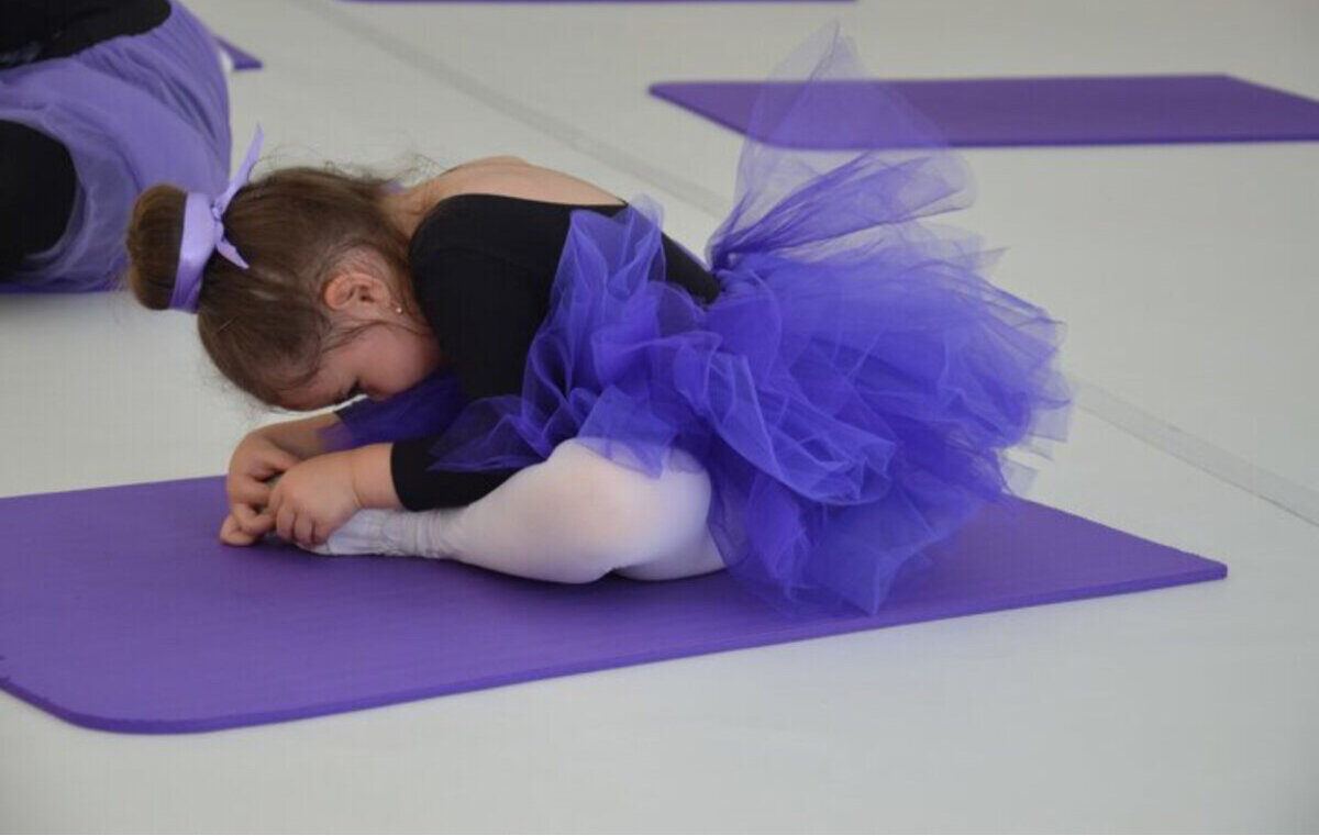 Фотография с балетной студии) малышке на тот момент было два года)  она до сих пор вспоминает, как ей там нравилось) 