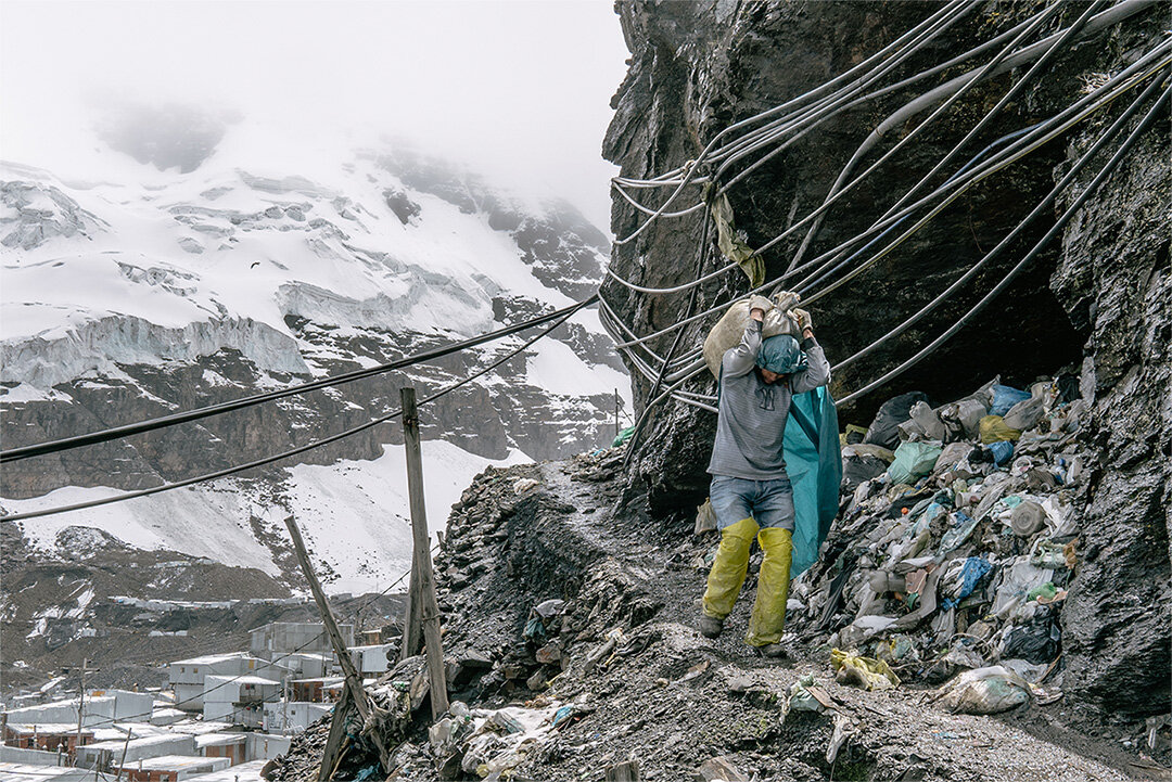 Мусор на скале в горнодобывающем селении в Перу, Tom Bouyer