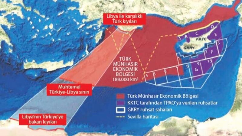 ИЭЗ в Средиземном море: Красным обозначена зона Турции; Фиолетовым - зона Турецкой Республики Северного Кипра; Пунктирной обозначено ИЭЗ Турции не признанная Анкарой .