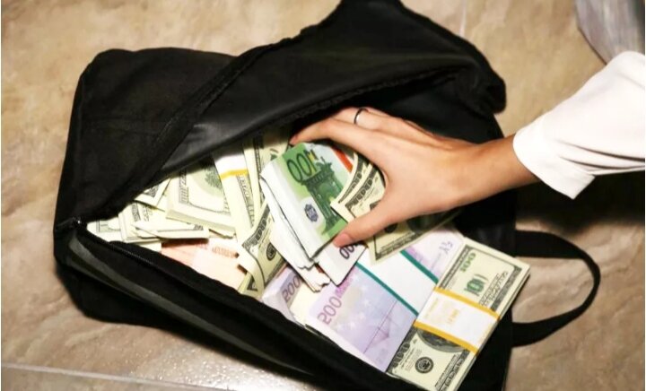 Деньги есть, да не на вашу честь)