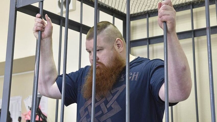 Как сообщает новостной портал 47news, скандально известный российский боец ММА Вячеслав Дацик был задержан пограничной службой при незаконном пересечении российско-эстонской границы.  
Согласно источнику, сегодня около шести утра Дацик был доставлен в ОМВД по Сланцевскому району. Самого задержанного привезли из Ивангорода, где "Рыжий Тарзан" пребывал под надзором пограничников. 

По данным все того же портала 47news, 22-го декабря в ночь на воскресенье Дацик в районе деревни Переволок предпринял попытку пересечь реку Нарву на лодке вместе со своим знакомым. Однако тайный переход водной границы был замечен пограничной службой. Вчера 23-го декабря против Дацика было возбуждено уголовное дело по части третьей статьи 322 УК РФ "Незаконное пересечение границы, совершенное группой лиц по предварительному сговору". В ближайшее время должен будет состояться суд, который и вынесет меру наказания для бойца. 

Со слов супруги Дацика, Виктории, ее муж решился на такой поступок по просьбе знакомого, которому была нужна помощь: 

"Он нам дом ремонтировал, зовут вроде Дима. Говорит, ему надо срочно перебраться через границу. Причин не знаю. Ну и на жалость надавил, трое детей у него, говорит. Вот Слава и согласился. Он думал, на реке лед, и он просто направление покажет. Но река не встала, они поплыли на лодке, а весло сломалось. Их унесло и прибило к эстонской стороне, где их и задержали", - сказала Виктория Дацик. 

Напомним, что Вячеслав Дацик уже не первый раз имеет проблемы с законом. В прошлом он был осужден за разбойные набеги на салоны сотовой связи в Петербурге. А в мае 2016 года организовал так называемый "голый марш" проституток в рамках зачистки борделей, за что получил 3,5 года колонии строгого режима. В 2010 году Дацик бежал из Дружносельской психиатрической больницы в Ленинградской области. Спустя время он дал о себе знать из Норвегии, где сдался властям. Позже Вячеслав рассказывал, что добрался туда на резиновой лодке. 