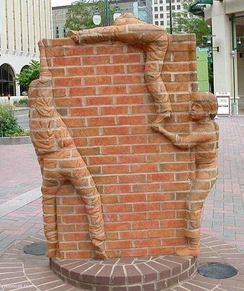 Скульптура "Жизнь, как открытая книга"